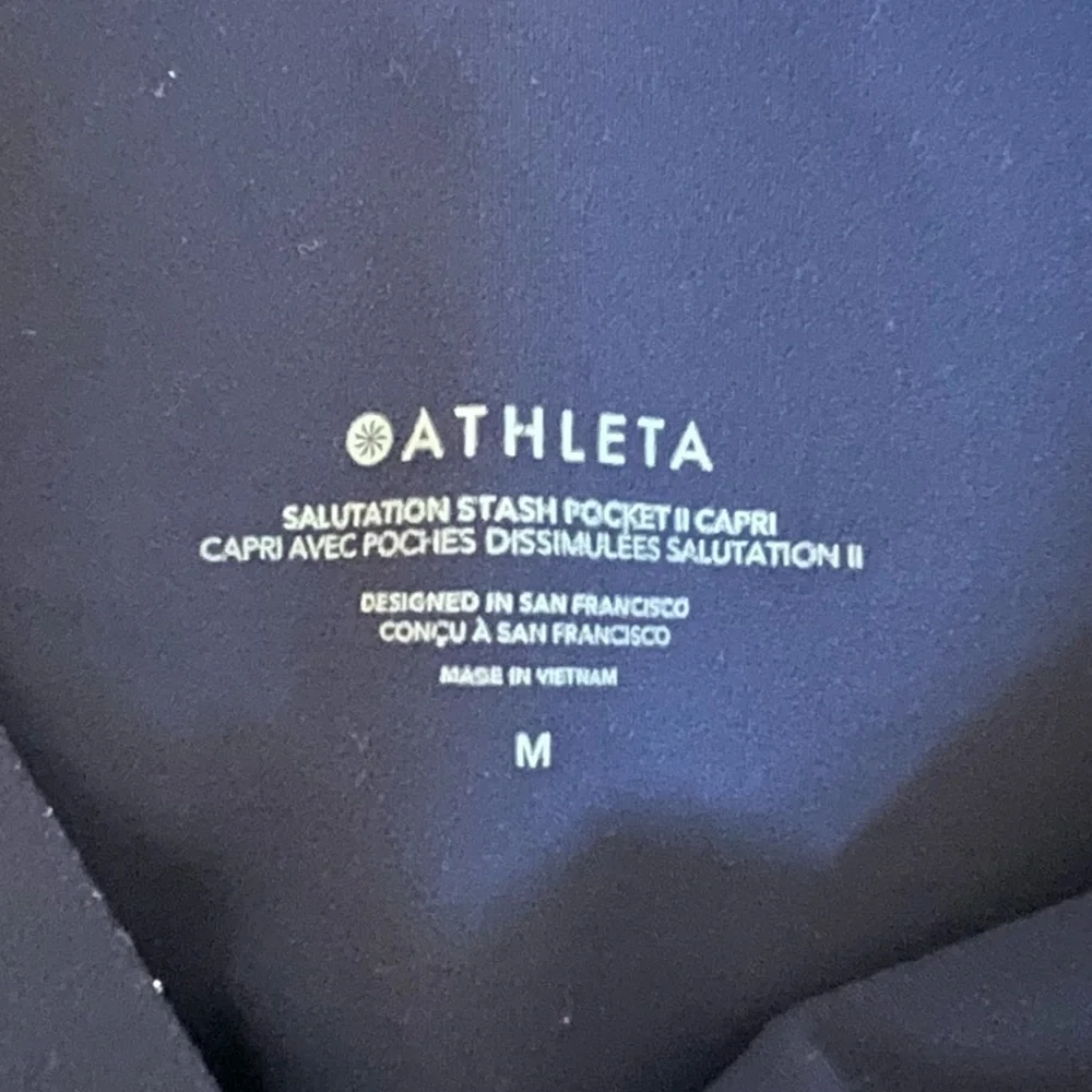 Athleta navy pocket capri, size medium, good condition. - Picture 4 of 4